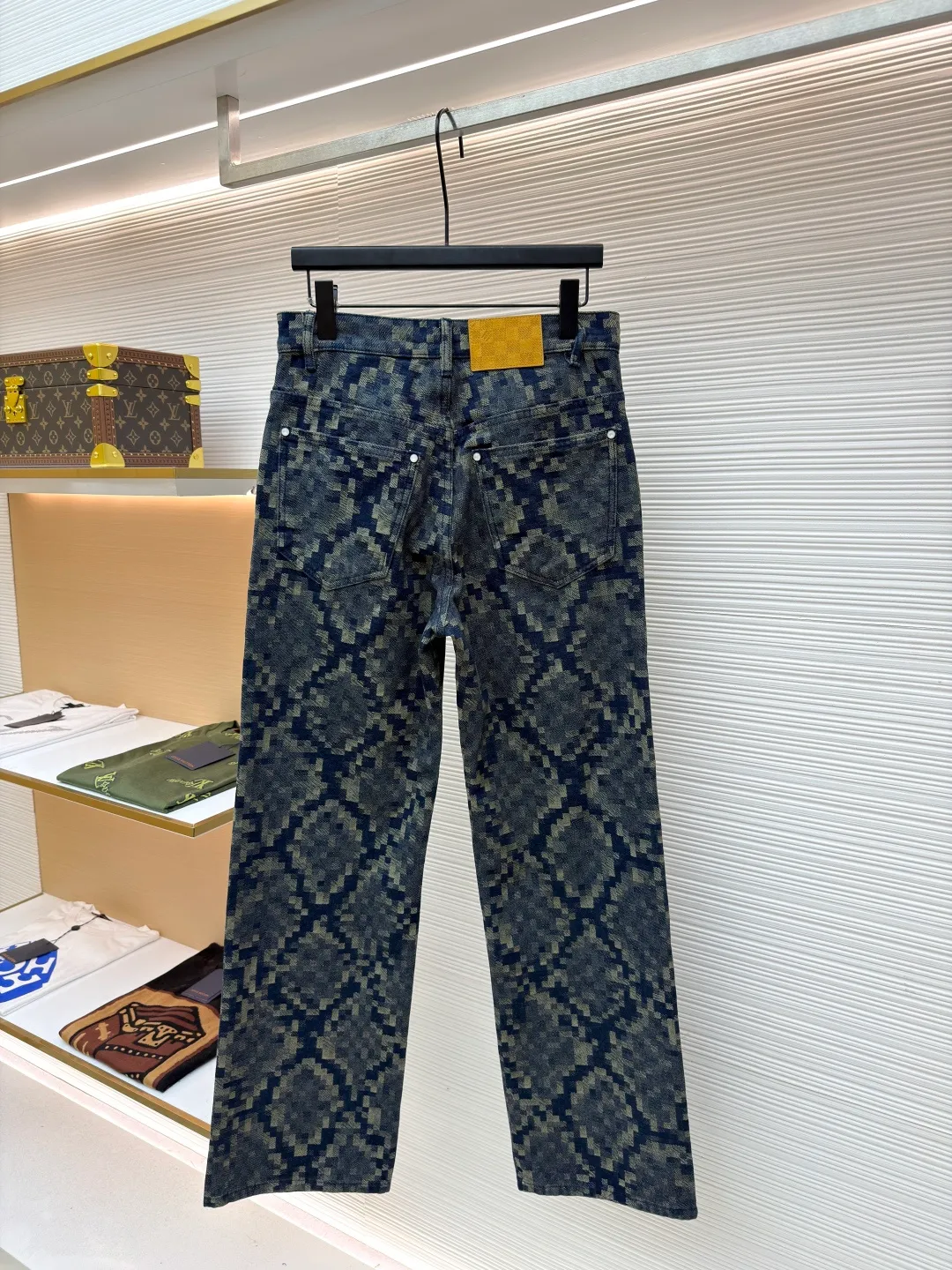 LOUIS VUITTON snake-print jeans ●Original version: Purchased and developed by 16205 ●Item number: 1681013-B55 ●Fabric: denim fabric ●Technology: Distressed production ●Version: fitted version ●Weight: about 885 grams ●Size: 28-30-32-34-36 ●Description: Customized Snakoflage denim for the spring and summer show by Pharrell The Damoflage pattern written by Williams is transformed into a pixel-effect snake jacquard. The customization cycle is 25 days. The whole body is fixed and counter-cut, including the back pocket splicing, which is fully aligned with the body. It is made of artificial pearls with a pure copper distressed base. The leather tag on the back waist is made of suede and has a high-temperature embossed checkerboard Fei Dong logo. The overall wiring is straight and delicate, the fabric is comfortable and soft, and the color is consistent without color difference. It can be matched with the same style to create a fashionable look and control various occasions. Customized accessories, complete with three standards, same style for men and women!
